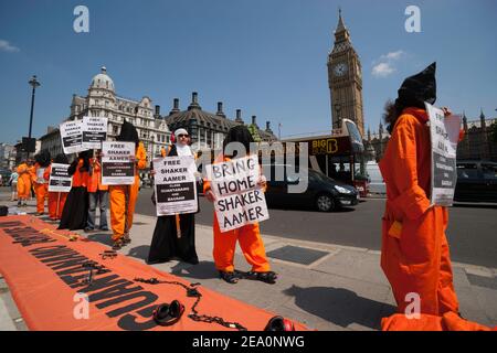 Londres Royaume-Uni - juillet 19 2013 ; manifestants dans des salopettes de couleur orange, manifestant pacifiquement dans une rue cherchant la fermeture de la baie de Guantanamo et de la fre Banque D'Images