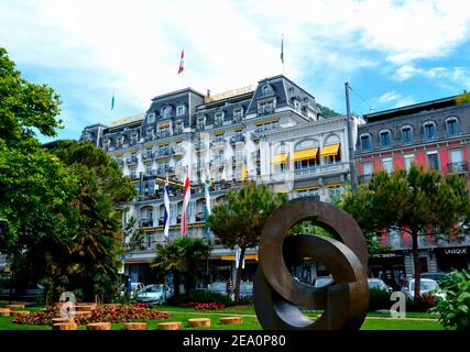 Vue sur le Grand Hotel Suisse Majestic Montreux derrière la ville Stationnement Banque D'Images