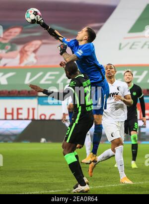 Augsbourg, Allemagne. 6 février 2021. Le gardien de but Rafal Gikiewicz (en haut) d'Augsbourg perfore le ballon lors d'un match de la Bundesliga allemande entre le FC Augsburg et le VfL Wolfsburg à Augsburg, en Allemagne, le 6 février 2021. Credit: Philippe Ruiz/Xinhua/Alay Live News Banque D'Images