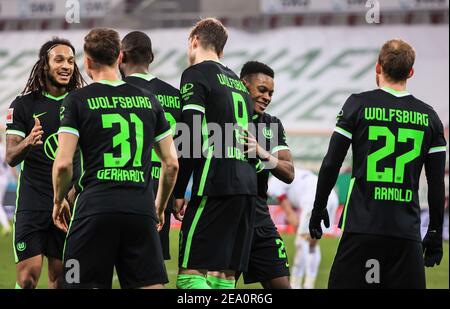 Augsbourg, Allemagne. 6 février 2021. Ridle Bakou (2e R) de Wolfsburg célèbre son score avec ses coéquipiers lors d'un match de la Bundesliga allemande entre le FC Augsburg et le VfL Wolfsburg à Augsburg, Allemagne, le 6 février 2021. Credit: Philippe Ruiz/Xinhua/Alay Live News Banque D'Images