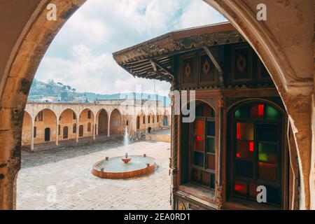 La cour du Palais Beiteddine du XIXe siècle, Liban. À l'origine un palais émirat, puis comme un bâtiment de gouvernement par les Ottomans et les Français Banque D'Images