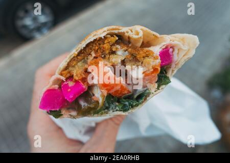 Un emballage de falafel frais d'un vendeur de rue à Beyrouth, Liban Banque D'Images