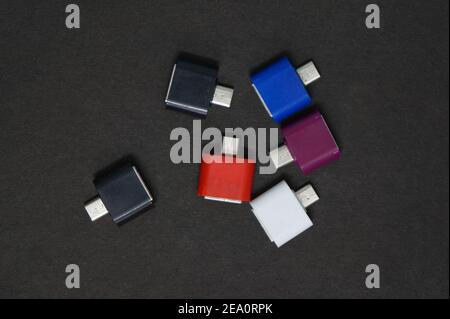Adaptateurs de câble OTG sur fond sombre Banque D'Images