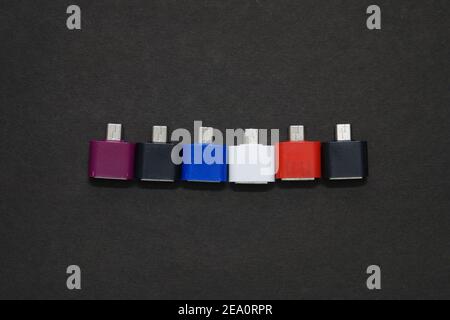 Adaptateurs de câble OTG sur fond sombre Banque D'Images