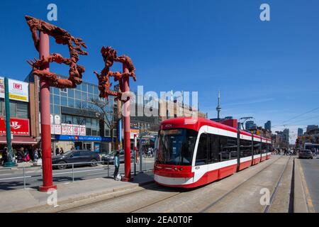 Toronto, Canada - le 20 octobre 2020 : le quartier chinois de Toronto est situé à l'intersection de l'avenue Spadina et de la rue Dundas, l'une des plus grandes de North Am Banque D'Images