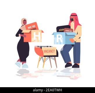 un couple de responsables rh arabes tient des boîtes en carton de recrutement des ressources humaines illustration vectorielle horizontale pleine longueur du concept de gestion des talents Illustration de Vecteur