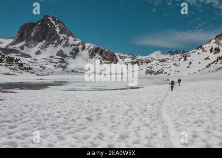 Randonnée dans la neige de la Sierra Nevada Banque D'Images