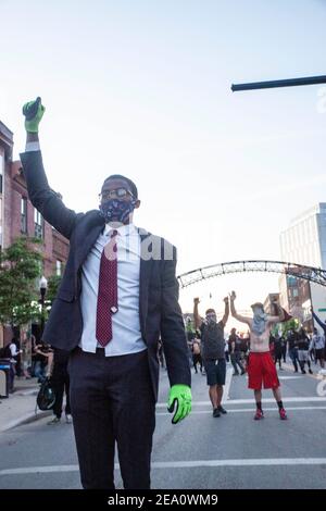 Columbus, Ohio, États-Unis. 30 mai 2020. Apocalypse Sanders, 19 ans, de Cleveland, Ohio, tient son poing en solidarité avec le mouvement Black Lives Matter.cinq jours après la mort de George Floyd aux mains de l'officier de police de Minneapolis Derek Chauvin Columbus, L'Ohio a déclaré l'état d'urgence et imposé un couvre-feu de 22 h à 6 h pour faire face aux manifestations de grande ampleur qui se produisent dans la ville. La garde nationale de l'Ohio a été appelée à 15 h pour aider à réprimer les manifestations et à arrêter les émeutes. La Garde nationale et les officiers de Riot ont poussé les manifestants vers le nord sur le gazage et l'arrestation de la prote de High St. Banque D'Images