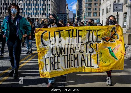 ÉTATS-UNIS. 06e février 2021. Les défenseurs de l'immigration, les organisations communautaires, les élus et les amis se sont réunis à Foley Square le 6 février 2021 pour une conférence de presse avec Carmen Cruz, mère d'Erick Díaz-Cruz, Qui a été abattu dans la joue par des agents DE GLACE dans la maison de sa famille à Brooklyn en février 2020, pour exiger que la nouvelle administration enquête I.C.E. pour le meurtre injuste d'Erick Diaz-Cruz et de soutenir les appels à l'asile et à la libération conditionnelle pour Gaspar Avendaño-Hernandez qui reste détenu par I.C.E. (Photo par Erik McGregor/Sipa USA) crédit: SIPA USA/Alay Live News Banque D'Images