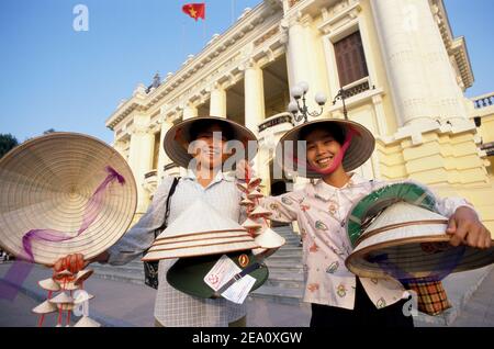 Asie.Vietnam, Hanoï, deux femmes vietnamiennes souriantes vendeurs de rue vendant des chapeaux coniques traditionnels Banque D'Images