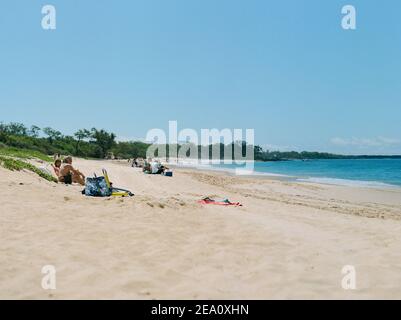 Détente touristique sur la plage à Hawaï en été Banque D'Images