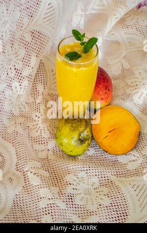 Verre de Sapote blanc et de jus de mangue Banque D'Images