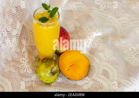 Sapote blanche et jus de mangue Banque D'Images