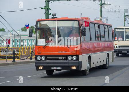 SAINT-PÉTERSBOURG, RUSSIE - 25 MAI 2019 : bus hongrois Ikarus 250.93 gros plan. Fragment de la parade de transport rétro en l'honneur de la Journée de la ville Banque D'Images