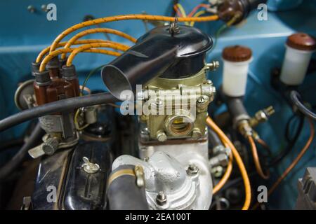 SAINT-PÉTERSBOURG, RUSSIE - 03 AOÛT 2020 : carburateur de la voiture rétro soviétique Moskvich-403 gros plan Banque D'Images