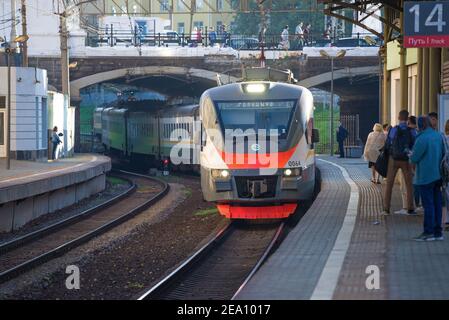 MOSCOU, RUSSIE - 25 AOÛT 2020 : le train électrique EP2d-0064 arrive à la plate-forme de la gare de Belorussky. Moscou diamètres centraux Banque D'Images