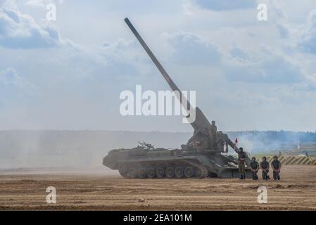 ALABINO, RUSSIE - 25 AOÛT 2020 : unité d'artillerie automotrice 2S7M 'Salka' en position de combat. Fragment du programme de démonstration Banque D'Images