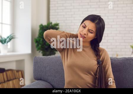 Femme frottant le cou, souffrant de nerf pincé, d'ostéochondrose ou de coup de fouet Banque D'Images