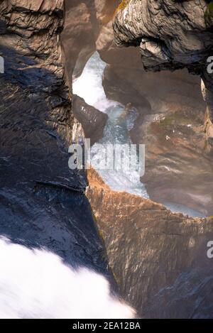 Eau courante d'une cascade à l'intérieur d'une montagne Banque D'Images