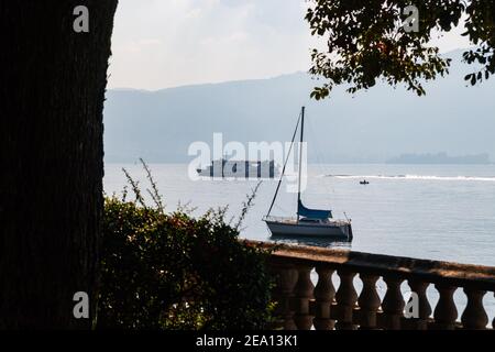 Coucher de soleil d'automne sur le bord du lac de Pallanza - Verbania, Lac majeur, Piémont, Italie Banque D'Images