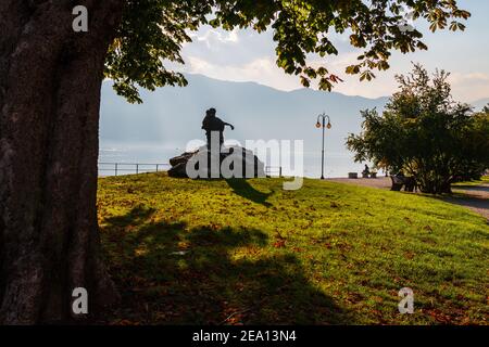 Coucher de soleil d'automne sur le bord du lac de Pallanza - Verbania, Lac majeur, Piémont, Italie Banque D'Images