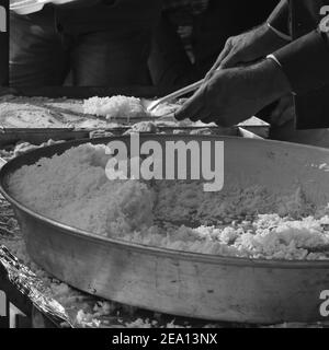 Distribution de nourriture pendant la frontière de protestation des agriculteurs où les agriculteurs indiens sikhs et hindous du Punjab, de l'Uttar Pradesh et des États d'Uttarakhand protestent Delh Banque D'Images