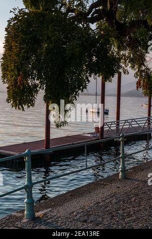 Coucher de soleil d'automne sur le bord du lac de Pallanza - Verbania, Lac majeur, Piémont, Italie Banque D'Images