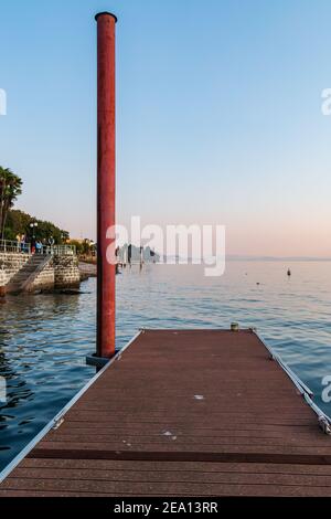 Coucher de soleil d'automne sur le bord du lac de Pallanza - Verbania, Lac majeur, Piémont, Italie Banque D'Images