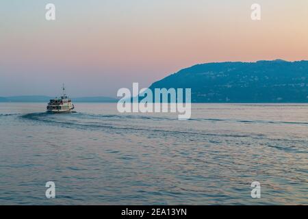 Coucher de soleil d'automne sur le bord du lac de Pallanza - Verbania, Lac majeur, Piémont, Italie Banque D'Images