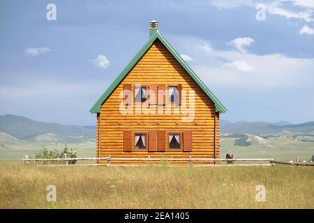 Vue sur la façade de la maison en bois à Zabljak, Monténégro Banque D'Images