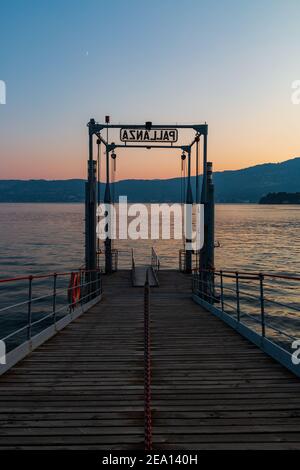 Coucher de soleil d'automne sur le bord du lac de Pallanza - Verbania, Lac majeur, Piémont, Italie Banque D'Images