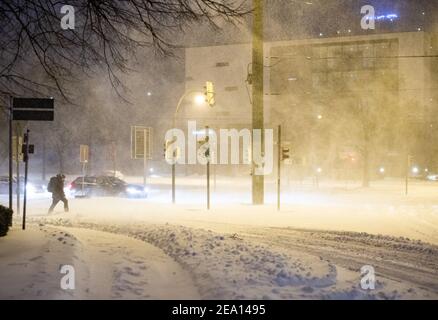 Bielefeld, Allemagne. 07e février 2021. Un homme marche sur une route enneigée en début de matinée avec des déneigeuses. Crédit : Marcel Kusch/dpa/Alay Live News Banque D'Images