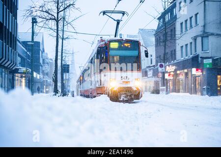 Bielefeld, Allemagne. 07e février 2021. Des cônes individuels sont suspendus à un tramway en panne en début de matinée après une forte chute de neige. Crédit : Marcel Kusch/dpa/Alay Live News Banque D'Images