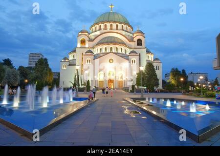 Cathédrale blanche de Saint-Sava à Belgrade le soir, en Serbie Banque D'Images