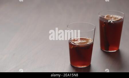 vin chaud dans des verres à verre mince sur table en noyer, photo large Banque D'Images