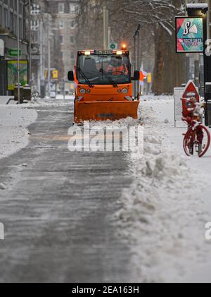 Dresde, Allemagne. 07e février 2021. L'entretien hivernal permet de déneiger la rue principale de New Town. Credit: Robert Michael/dpa-Zentralbild/dpa/Alay Live News Banque D'Images