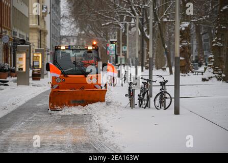 Dresde, Allemagne. 07e février 2021. L'entretien hivernal permet de déneiger la rue principale de New Town. Credit: Robert Michael/dpa-Zentralbild/dpa/Alay Live News Banque D'Images