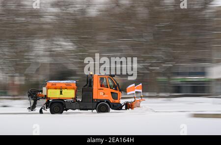 Dresde, Allemagne. 07e février 2021. L'entretien hivernal permet de déneiger la rue principale de New Town. Credit: Robert Michael/dpa-Zentralbild/dpa/Alay Live News Banque D'Images