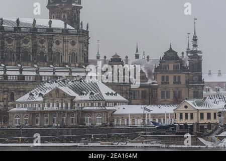 Dresde, Allemagne. 07e février 2021. Les toits de la Hofkirche (l-r), du village italien et de la Residenzschloss sont enneigés. Credit: Robert Michael/dpa-Zentralbild/dpa/Alay Live News Banque D'Images