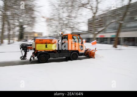 Dresde, Allemagne. 07e février 2021. L'entretien hivernal permet de déneiger la rue principale de New Town. Credit: Robert Michael/dpa-Zentralbild/dpa/Alay Live News Banque D'Images
