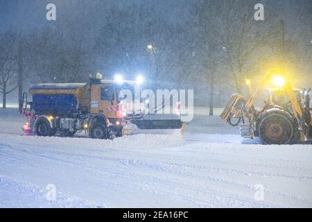 Bielefeld, Allemagne. 07e février 2021. Les véhicules déblayage conduisent sur une route enneigée. Crédit : Marcel Kusch/dpa/Alay Live News Banque D'Images