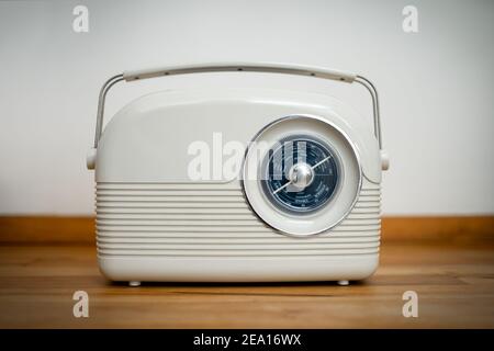 Radio à transistor classique rétro et nostalgique avec réglage sans fil cadran sur la table recevant la diffusion du tuner à ondes courtes Banque D'Images