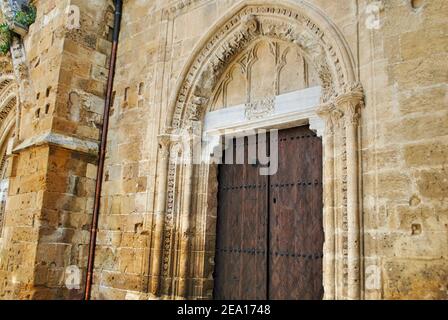 La porte de style gothique de Sainte-Sophie, la cathédrale de Sainte-Sophie, la mosquée Selimiye, Nicosie du Nord, Lefkosia, Chypre du Nord. Banque D'Images