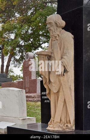 Statue à la tombe sur la tombe de John B Connally, homme politique, gouverneur du Texas, et épouse, Idanell Brill Connally, Texas State Cemetery à Austin, Texas Banque D'Images