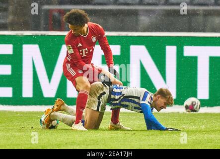 Berlin, Allemagne. 05 février 2021. Leroy SANE, FCB 10 concourt pour le ballon, s'affronter, duel, header, zweikampf, action, lutte contre Maximilien MITTELSTÄDT, Hertha 17 dans le match HERTHA BSC BERLIN - FC BAYERN MUENCHEN 1.Ligue allemande de football le 5 février 2021 à Berlin, Allemagne saison 2020/2021, jour de ligday 20, 1.Bundesca, FCB, Munich 20.Spieltag © Peter Schatz / Alamy Live News - LE RÈGLEMENT DFL INTERDIT TOUTE UTILISATION DE PHOTOGRAPHIES comme SÉQUENCES D'IMAGES et/ou QUASI-VIDÉO - Credit: Peter Schatz/Alamy Live News Banque D'Images