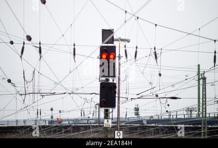 Hagen, Allemagne. 07e février 2021. Un homme en tenue d'avertissement élimine la neige derrière un signal rouge et des câbles d'alimentation sur un pont à la gare centrale. Pendant la nuit, il y a eu de fortes chutes de neige dans de grandes parties de la Rhénanie-du-Nord-Westphalie. Credit: Jonas Güttler/dpa/Alay Live News Banque D'Images