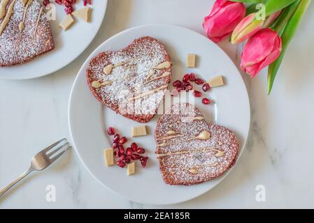 crêpes en velours rouge en forme de coeur sur une table Banque D'Images