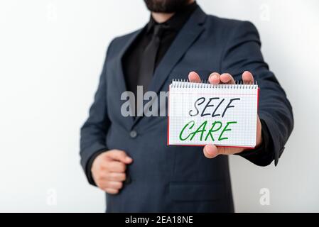 Rédaction de texte Self Care. Photo d'entreprise présentant la pratique de prendre des mesures pour préserver ou améliorer la santé est santé modèle montrant différent Banque D'Images