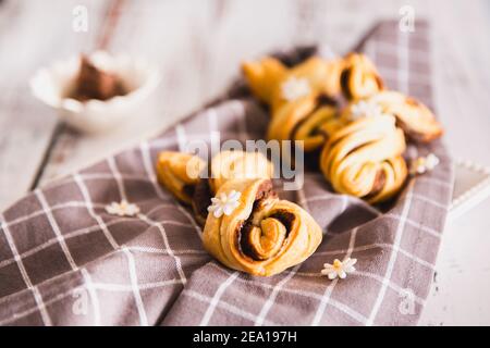 Délicieux palmiers au chocolat sur fond de bois. Concept de Pâques, lapin Banque D'Images