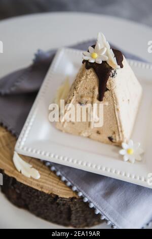 Assiette avec dessert traditionnel de Pâques sur table avec décoration Banque D'Images